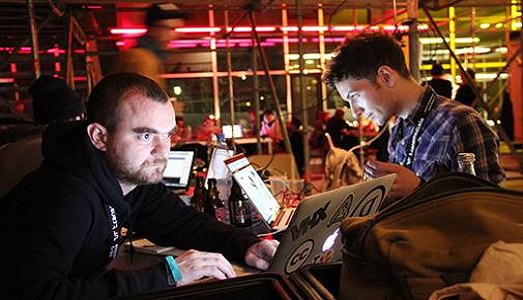 Identità della “Glitch Art”. Se ne parla in un lungo simposio alla Parson School di Parigi. Che potrete anche seguire anche online, of course!